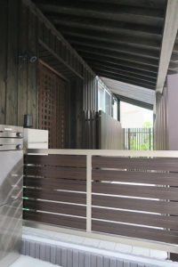 アプローチ空間はオーナー側と賃貸住宅側を一体空間とし、連続化粧垂木を通して視線が抜けるので広がりを感じる。